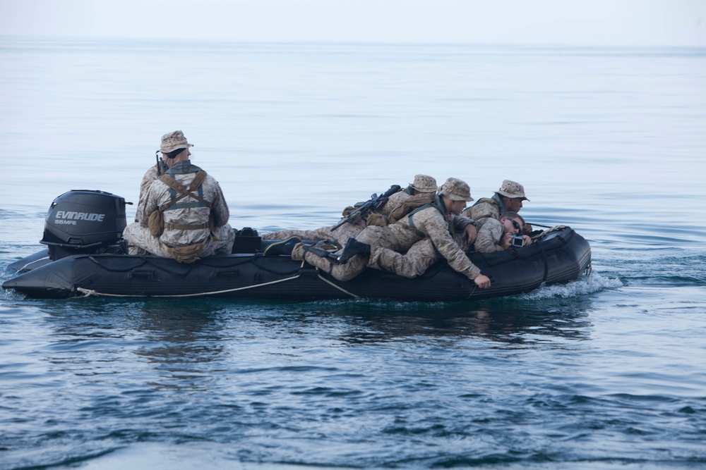 Reconnaissance Marines perform craft operations