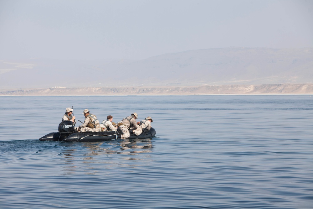 Reconnaissance Marines perform craft operations