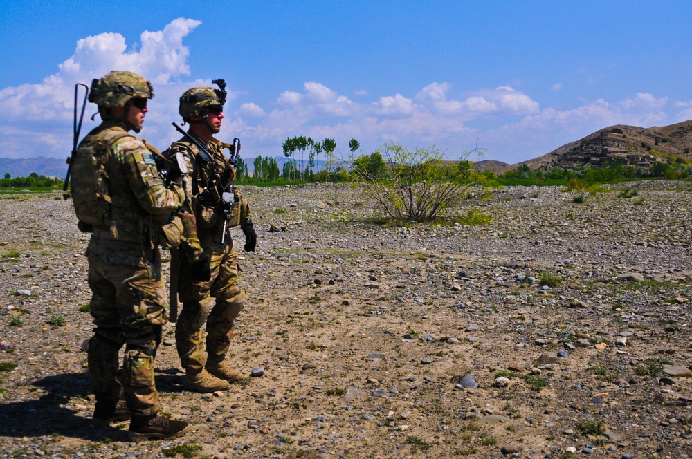 Paratroopers on the move in Terezayi