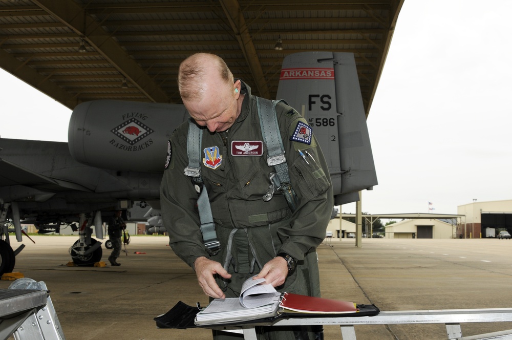 Col. Tom Anderson logs A-10 'fini flight'