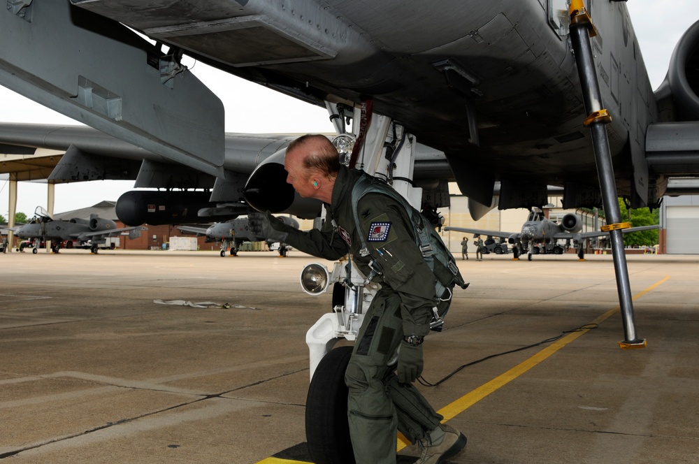 Col. Tom Anderson logs A-10 'fini flight'