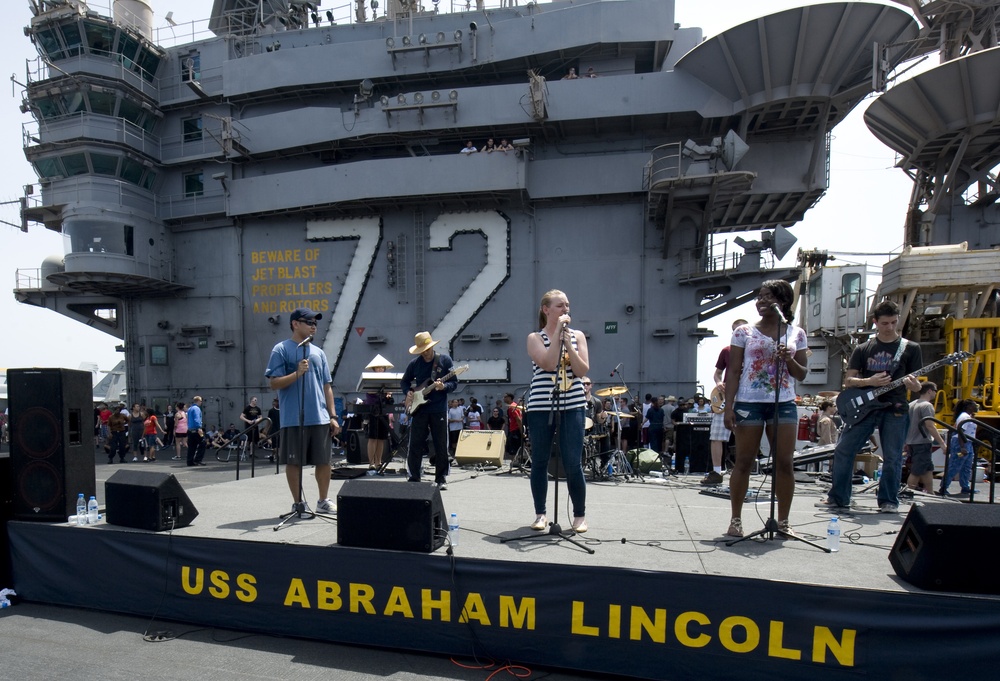 No-fly day aboard USS Abraham Lincoln