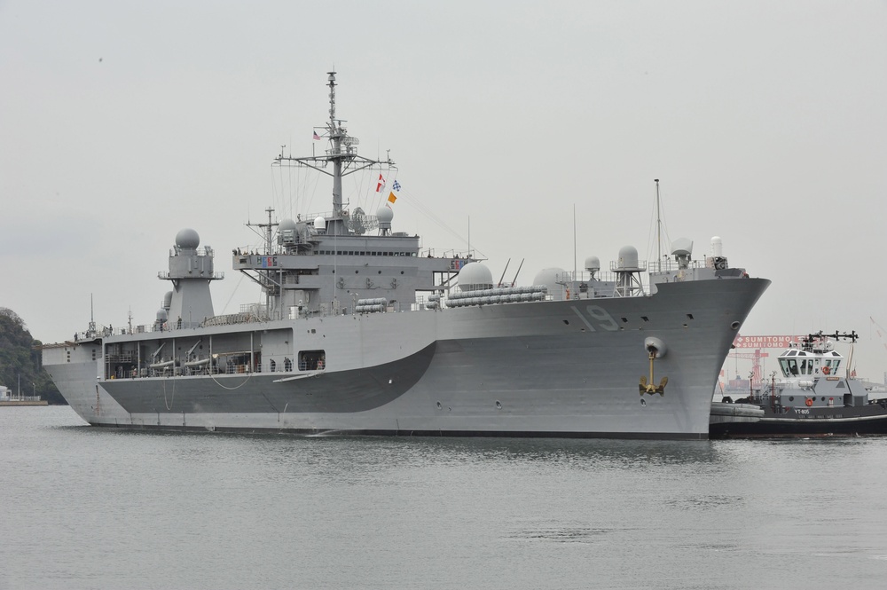 USS Blue Ridge departs Yokosuka