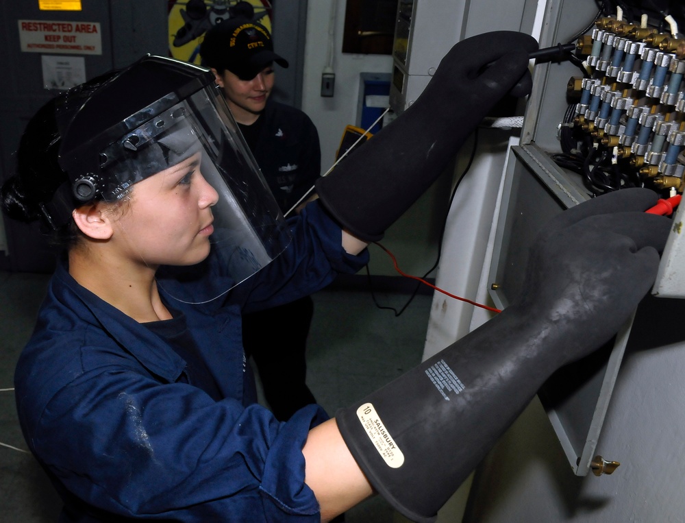 USS Abraham Lincoln sailor performs maintenance