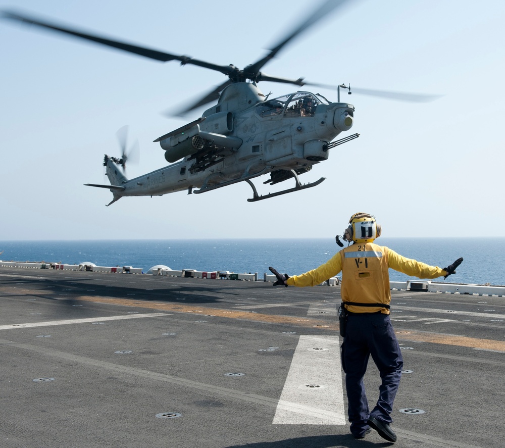 CH-46E Sea Knight departs USS Makin Island