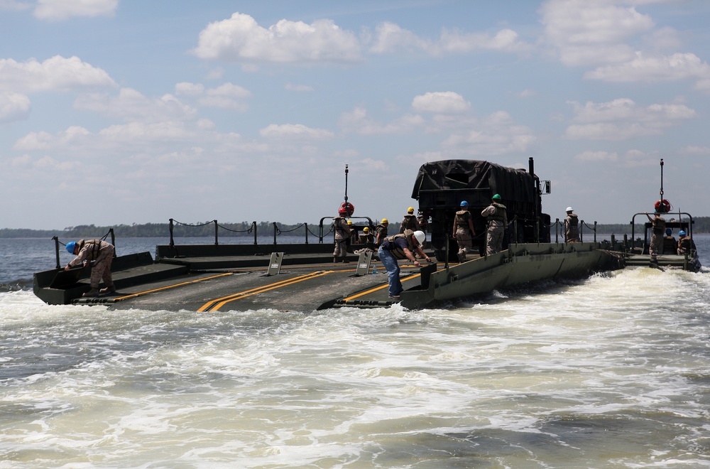 8th Engineer Support Battalion mentors reservists during raft operations