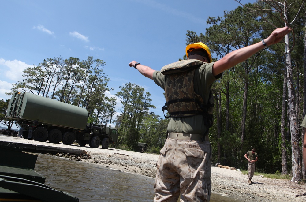 8th Engineer Support Battalion mentors reservists during raft operations