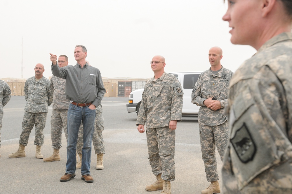 South Dakota governor visits soldiers