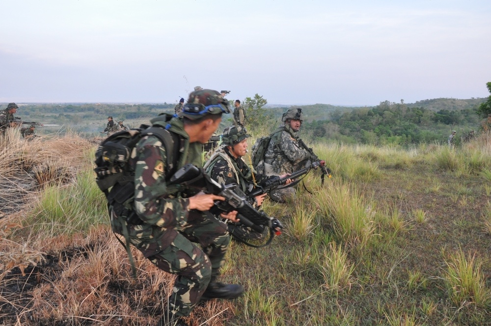 Philippine, US soldiers conduct raid during Exercise Balikatan 2012