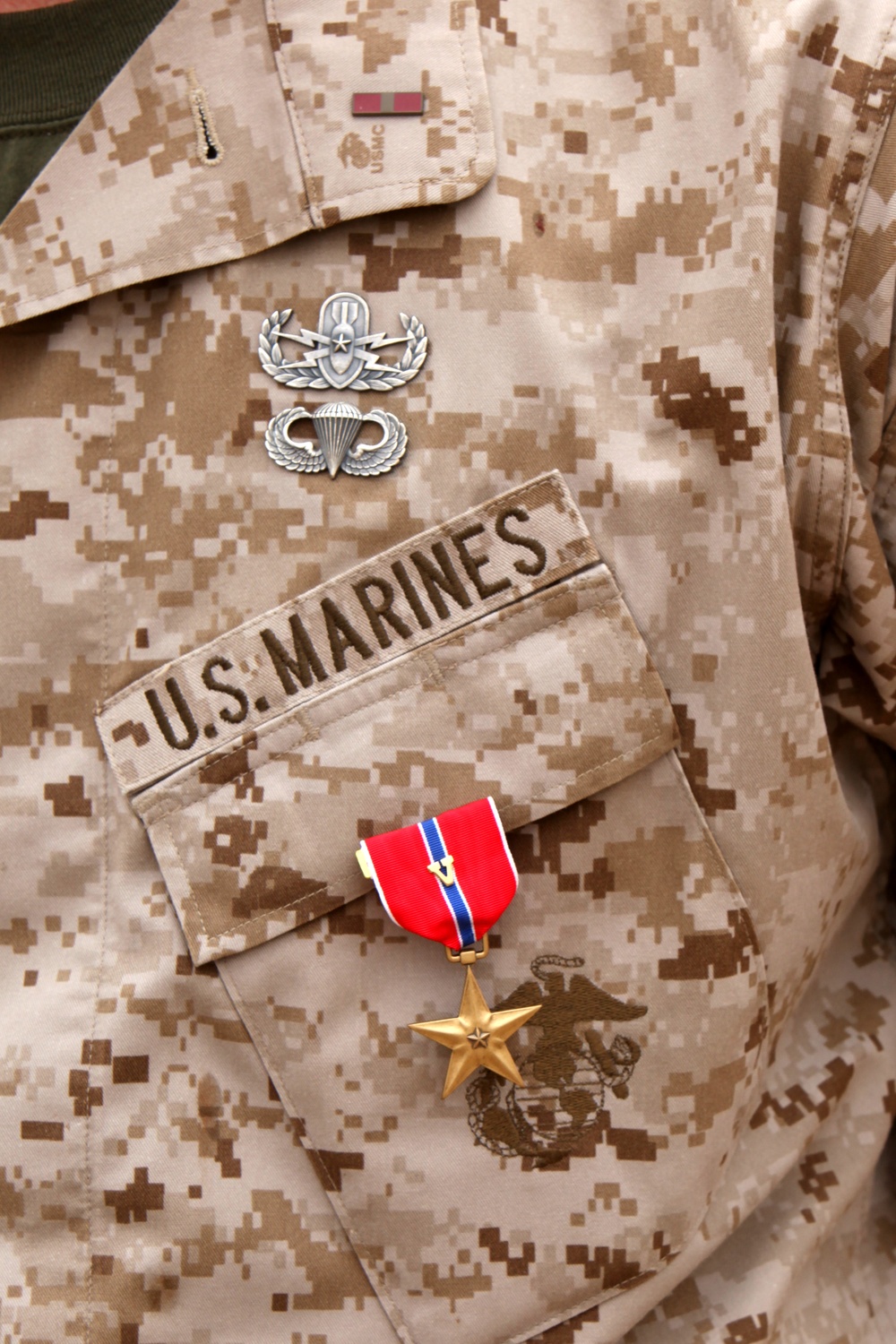 Explosive Ordnance Disposal Marine awarded Bronze Star with 'V'