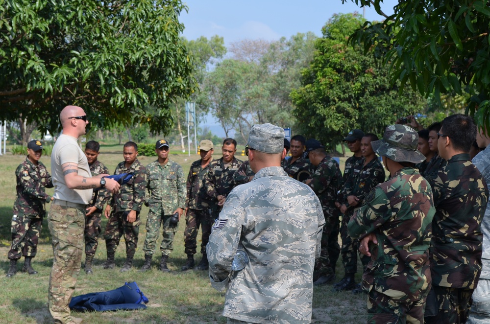 US and Philippine K-9 forces train together during Balikatan 2012