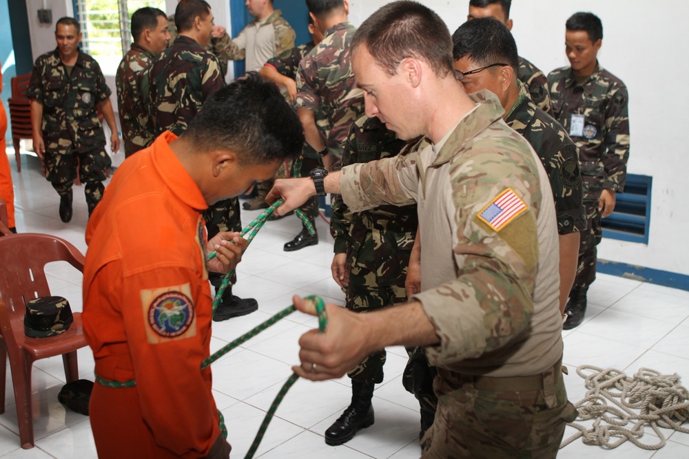 Philippines, US team up in lifesaving medical training for Balikatan