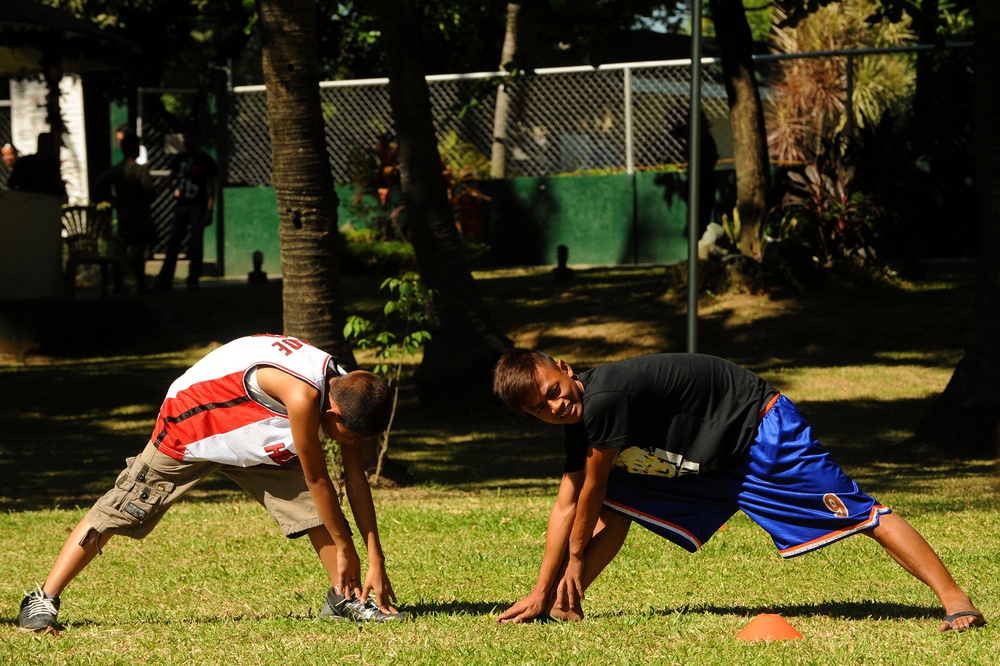 Filipino futbol team, US service members ‘kick it’ during youth clinic