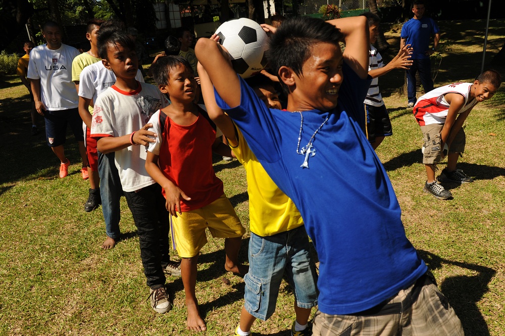 Filipino futbol team, US service members ‘kick it’ during youth clinic