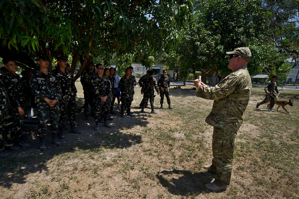 US and Philippine K-9 forces train together during Balikatan 2012