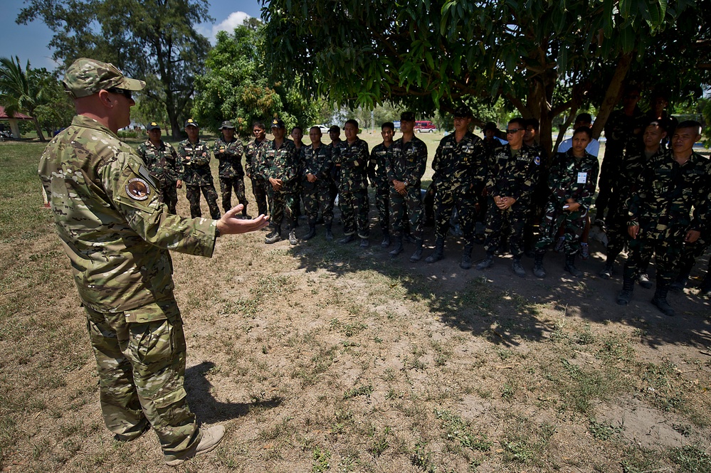 US and Philippine K-9 forces train together during Balikatan 2012