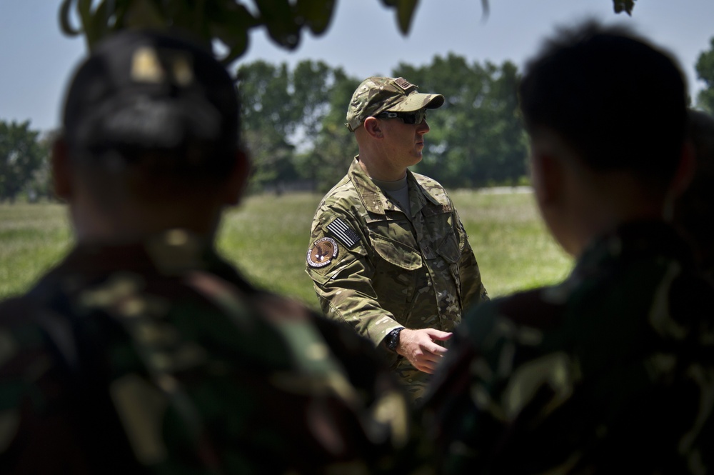 US and Philippine K-9 forces train together during Balikatan 2012