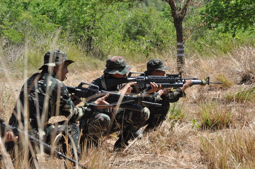 Armed Forces of the Philippines and Guam Army National Guard troops conduct a field training exercise during Exercise Balikatan 2012