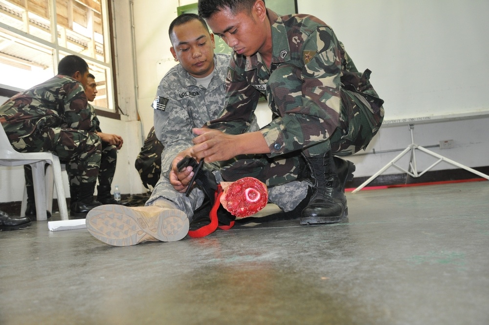 Armed Forces of the Philippines and Guam Army National Guard troops conduct a field training exercise during Exercise Balikatan 2012