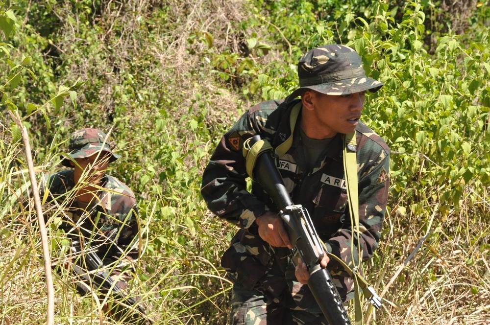 Armed Forces of the Philippines and Guam Army National Guard troops conduct a field training exercise during Exercise Balikatan 2012