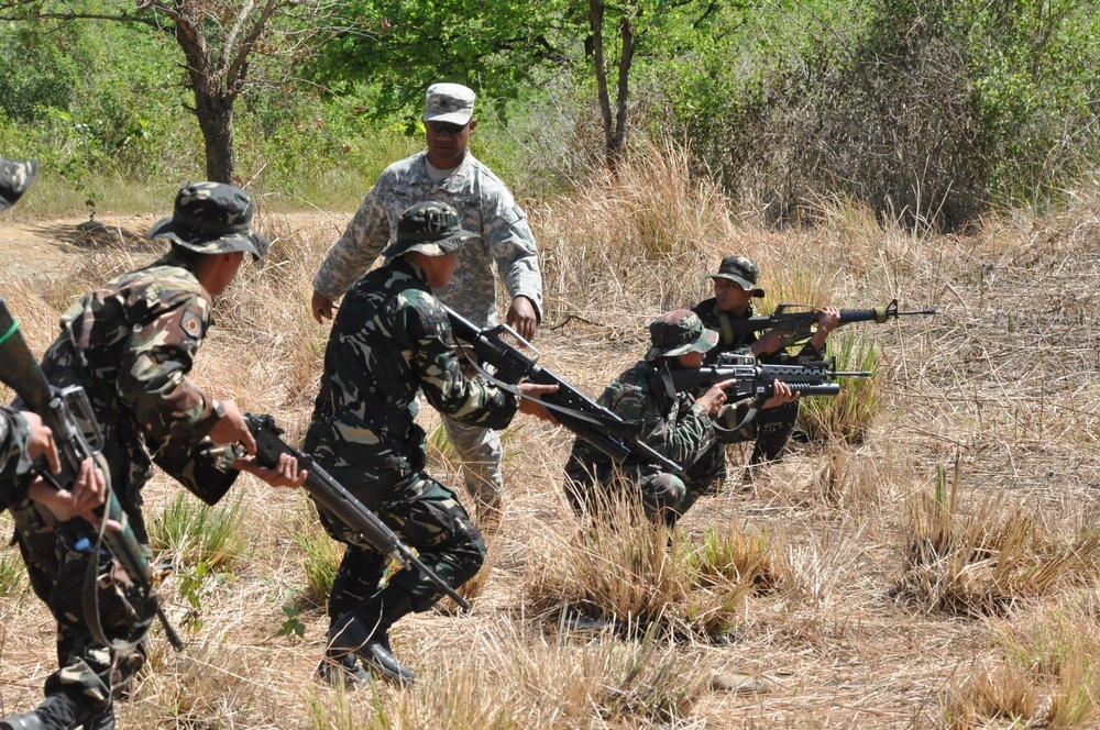 Armed Forces of the Philippines and Guam Army National Guard troops conduct a field training exercise during Exercise Balikatan 2012