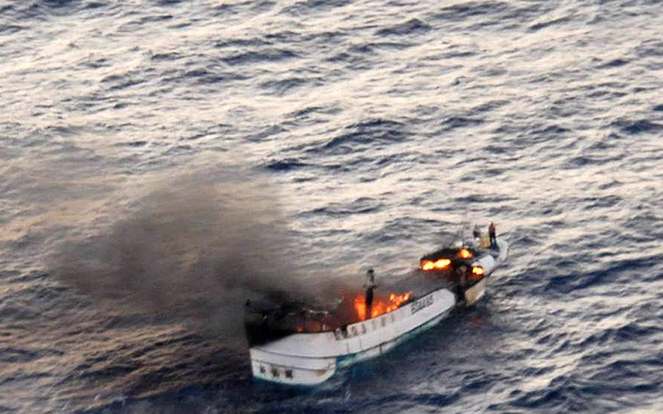 VP-1 crew members help rescue Taiwanese fishermen