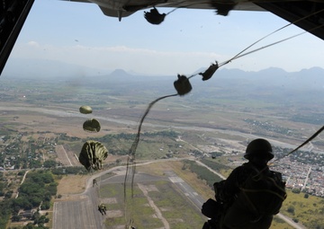 Pararescuemen take plunge during Balikatan 2012