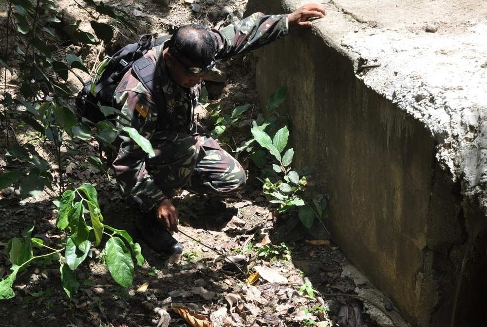 Philippine, US soldiers disarm explosives during FTX