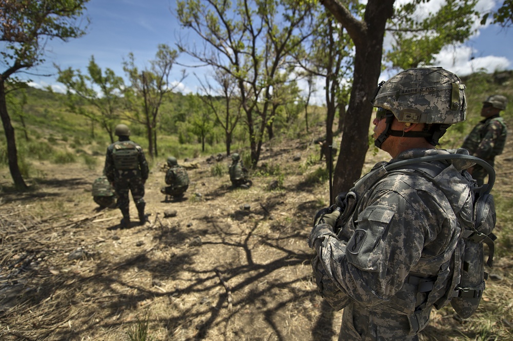 US and Philippine forces conduct live fire training during Balikatan 2012