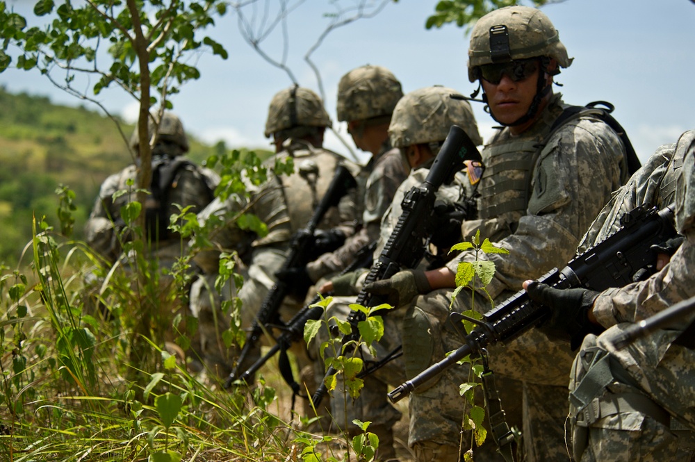 US and Philippine forces conduct live fire training during Balikatan 2012