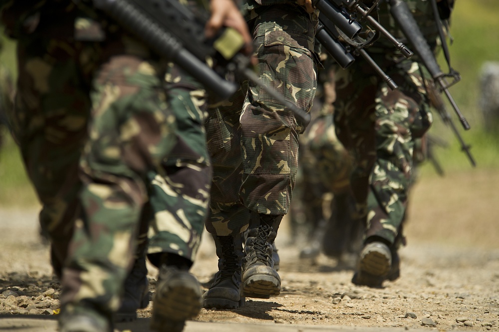 US and Philippine forces conduct live fire training during Balikatan 2012