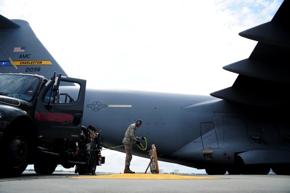 C-17 ground refueling