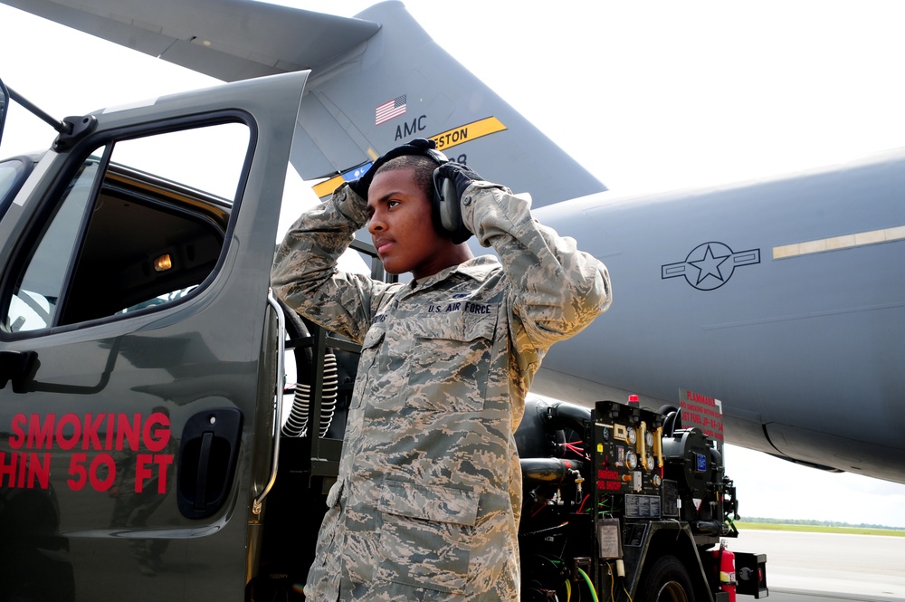 C-17 ground refueling