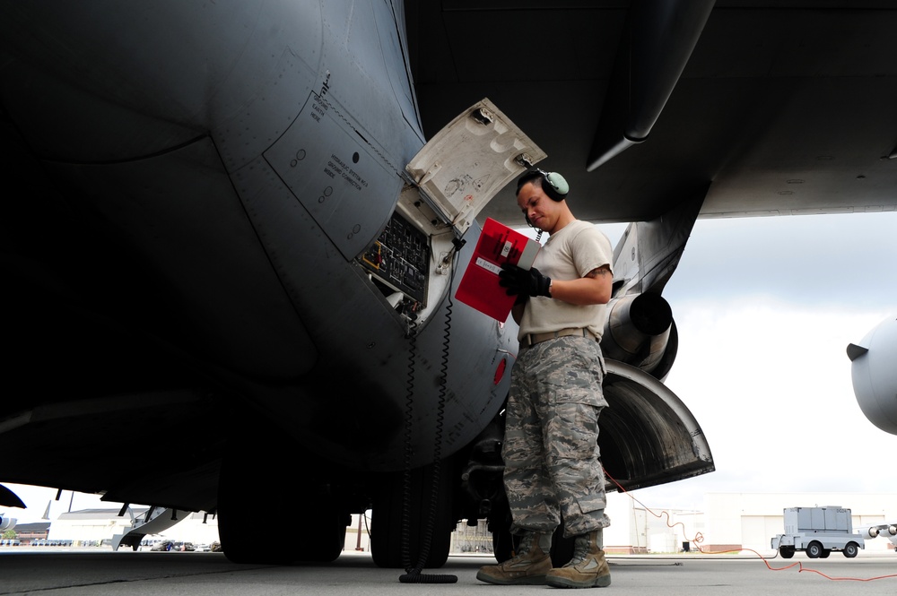 C-17 ground refueling