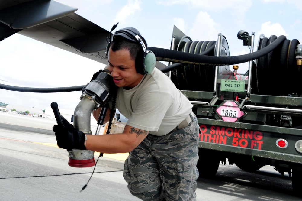 C-17 ground refueling