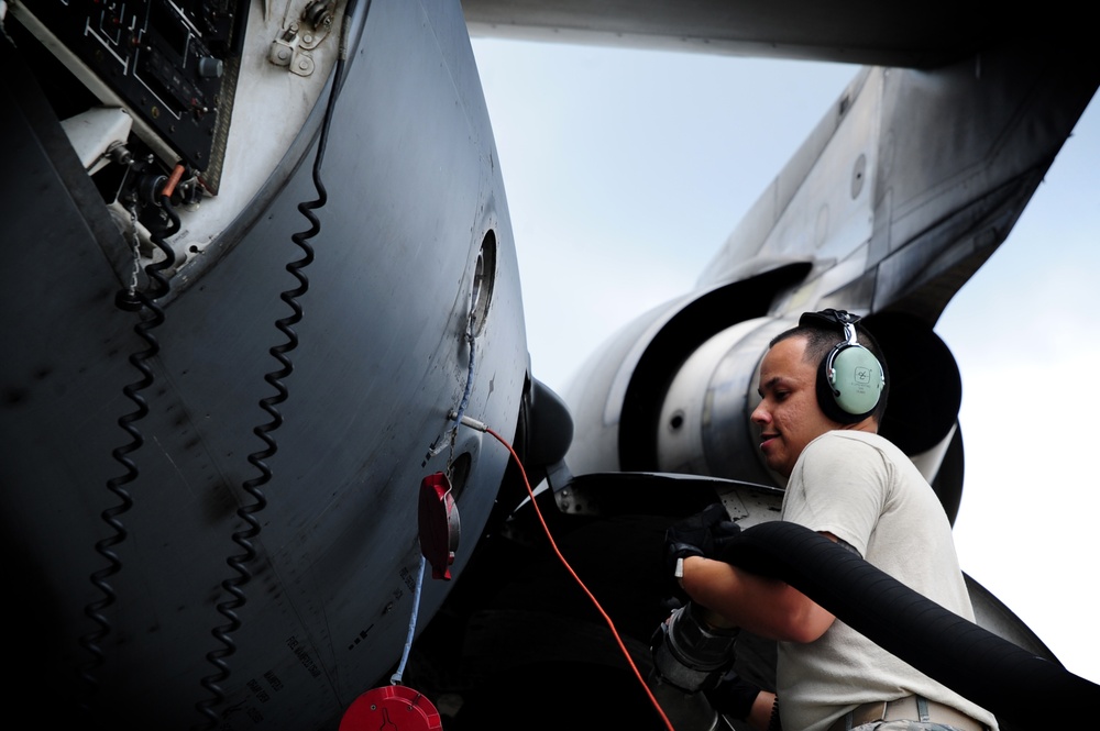 C-17 ground refueling