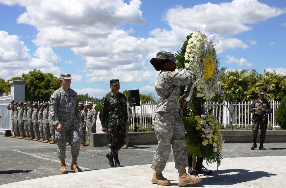 Philippine, U.S. soldiers pay respect to World War II POW Camp