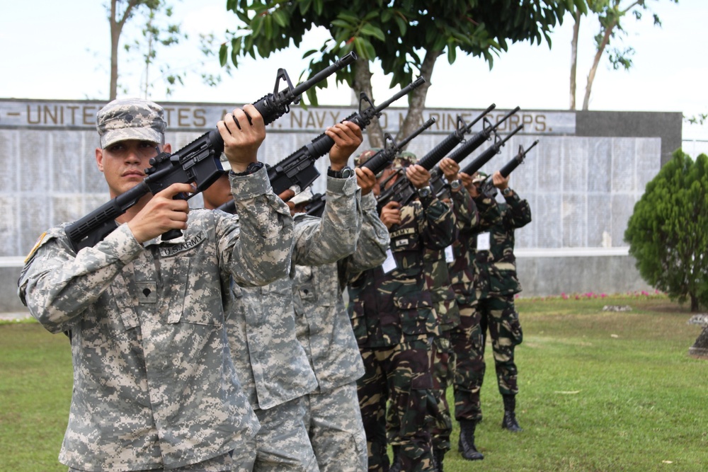 Philippine, U.S. soldiers pay respect to World War II POW Camp