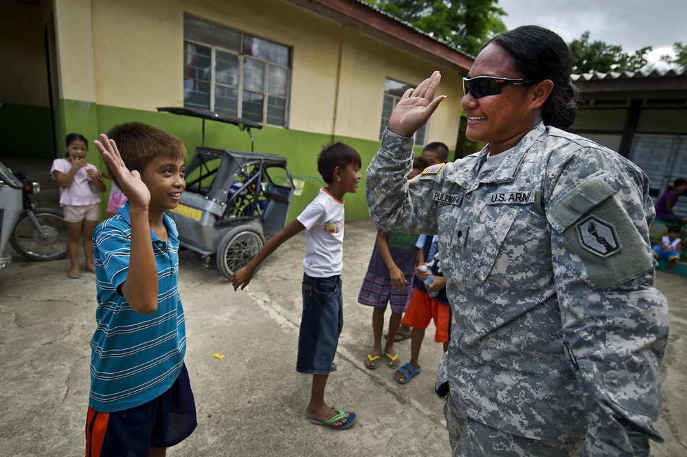 US and Philippine soldiers bring aid to local elementary school during Balikatan 2012