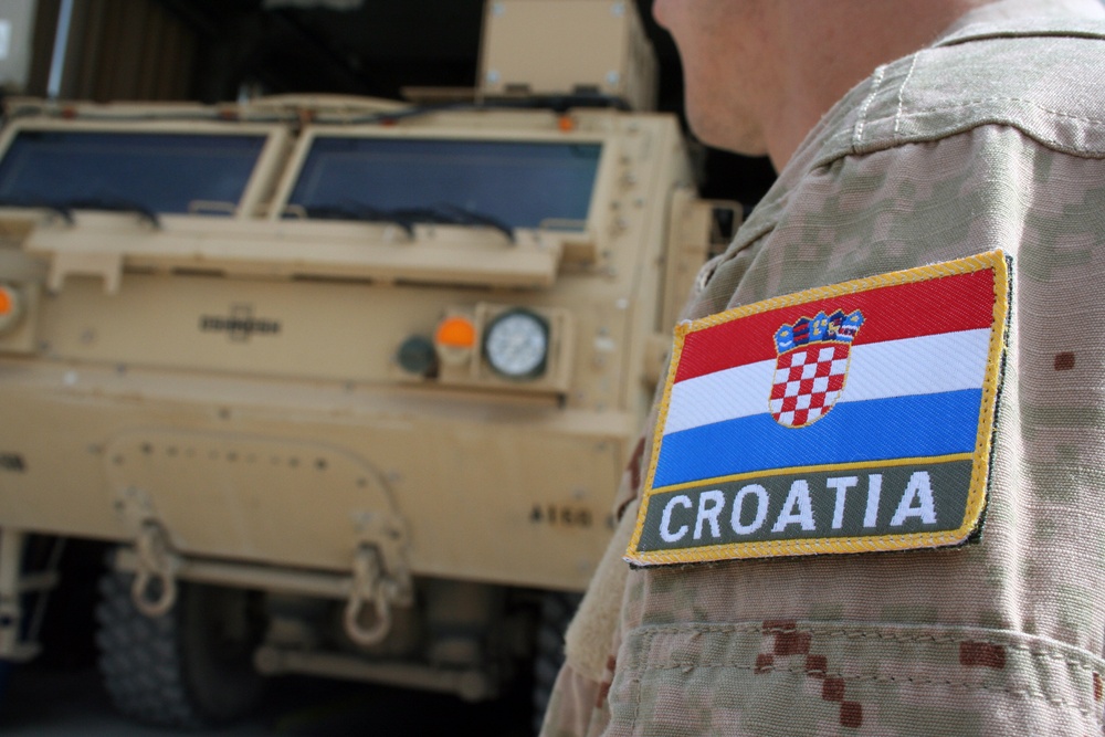 Croatian soldiers maintain the vehicle fleet
