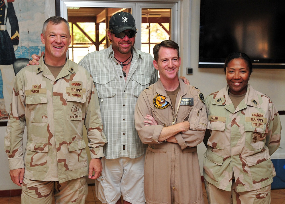Award-winning country music superstar Toby Keith stops for a group photo with Camp Lemonnier CO, XO, and CMDCM