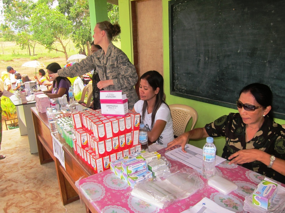 Philippines, U.S. provide free medical civic assistance on Palawan during BK12