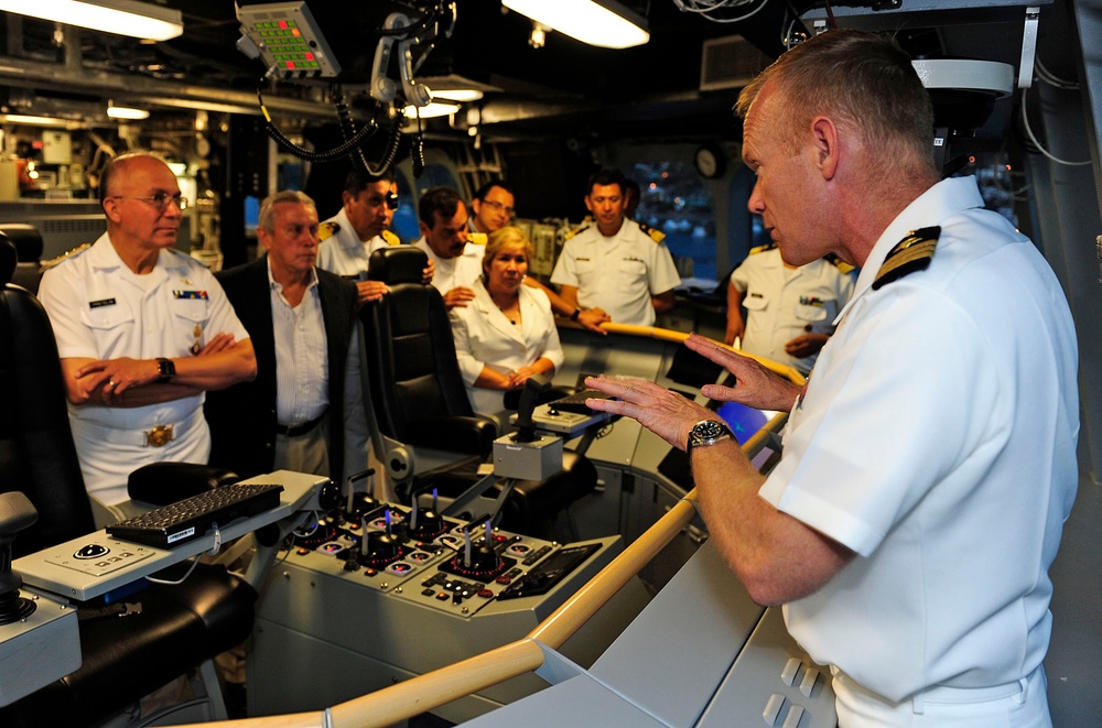 LCS-2 hosts reception in Manzanillo