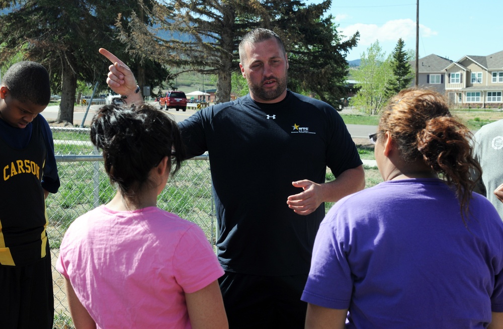 Army veteran volunteers with Fort Carson middle school students