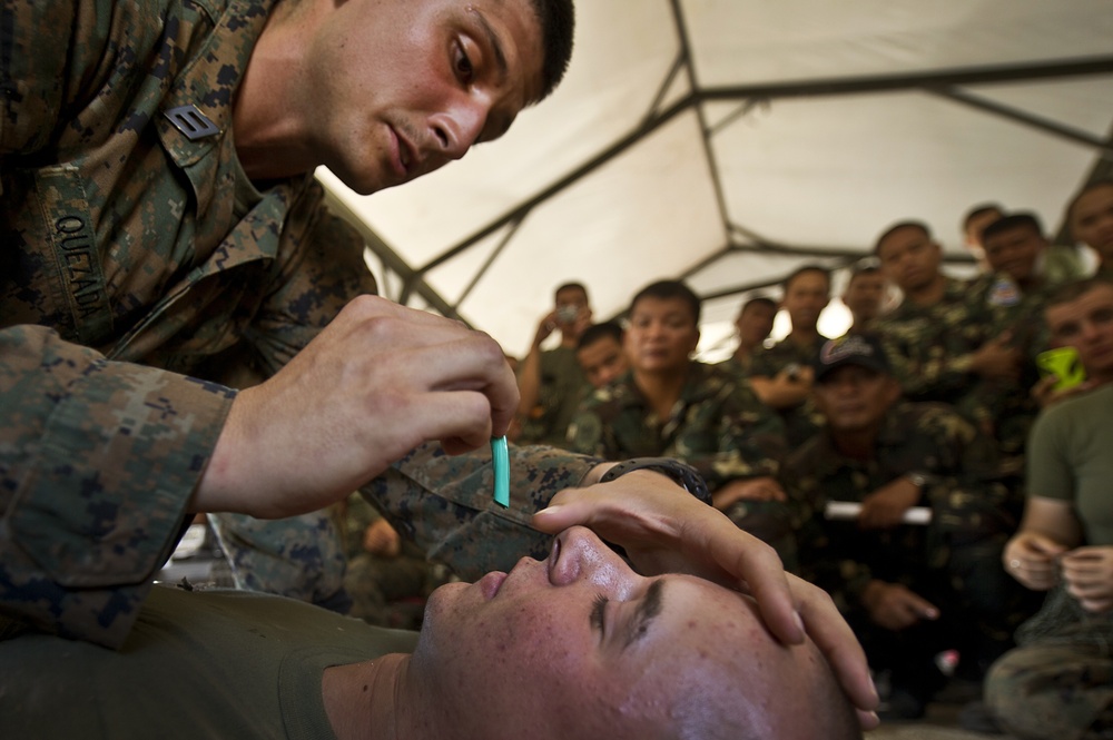 Balikatan 2012 combat lifesaver class for Philippine and U.S. Marine forces