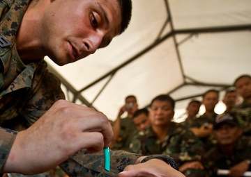 Balikatan 2012 combat lifesaver class for Philippine and U.S. Marine forces