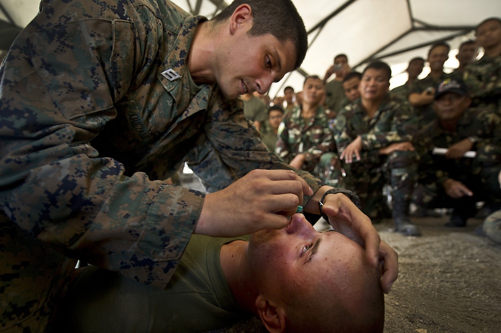 Balikatan 2012 combat lifesaver class for Philippine and U.S. Marine forces,