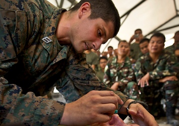 Balikatan 2012 combat lifesaver class for Philippine and U.S. Marine forces,