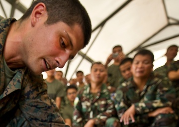 Balikatan 2012 combat lifesaver class for Philippine and U.S. Marine forces