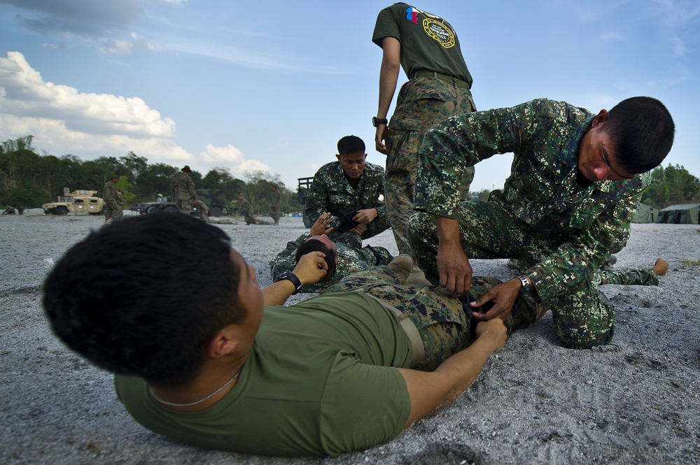 Balikatan 2012 combat lifesaver class for Philippine and U.S. Marine forces